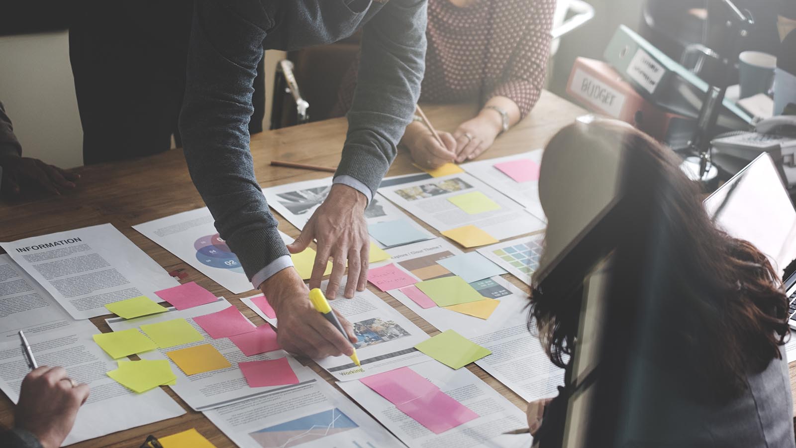 Kriminalistische Analyse Die Ermittler einer Detektei analysieren Fallakten auf einem Schreibtisch