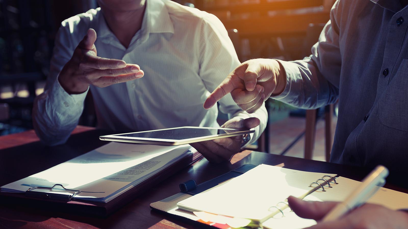 Gespräch Detektei Klient Lagebesprechung zwischen der Detektei und dem Klienten