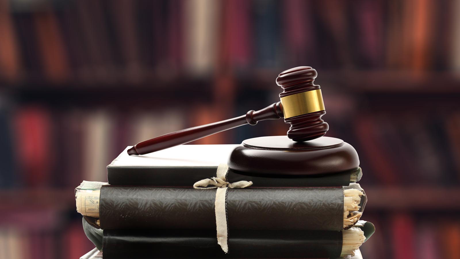 Richterhammer auf Detekei Akte Ein Richterhammer liegt auf einem Stapel Detektiv Berichte