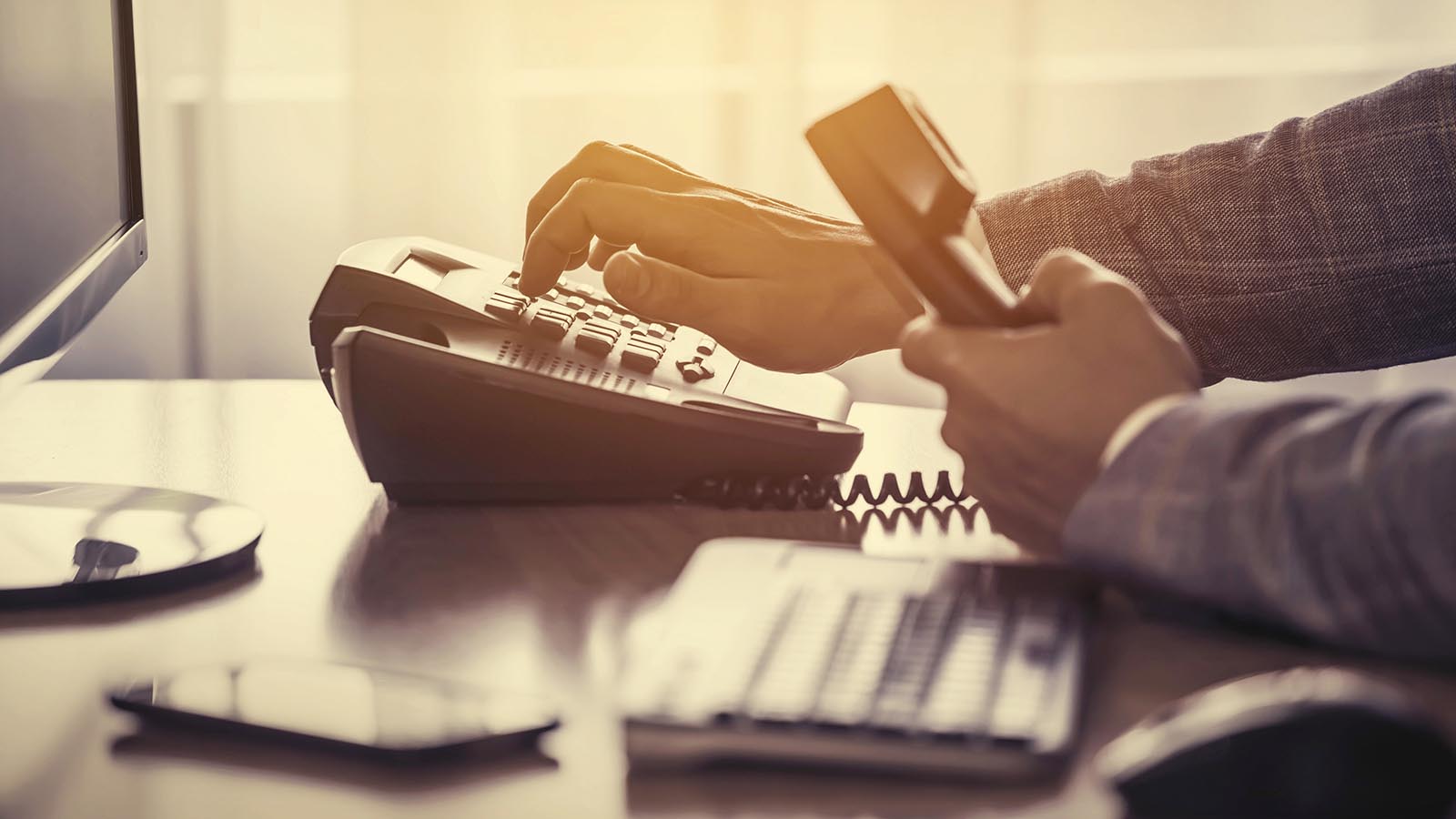 Ein Detektiv tätigt einen Anruf Ein Detektiv hebt einen Telefonhörer ab und wählt eine Telefonnummer